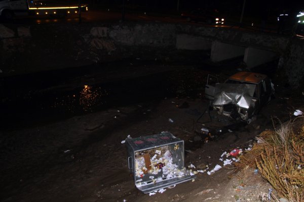 Isparta'da bir araç su kanalına düştü