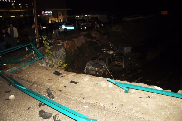 Isparta'da bir araç su kanalına düştü