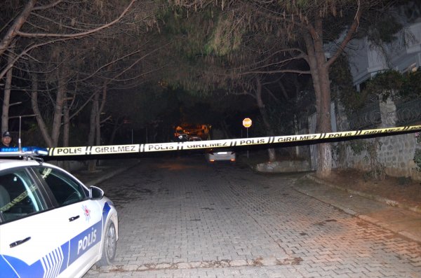 a Patrik Bartholomeos'un evine giren hırsızlar yakalandı