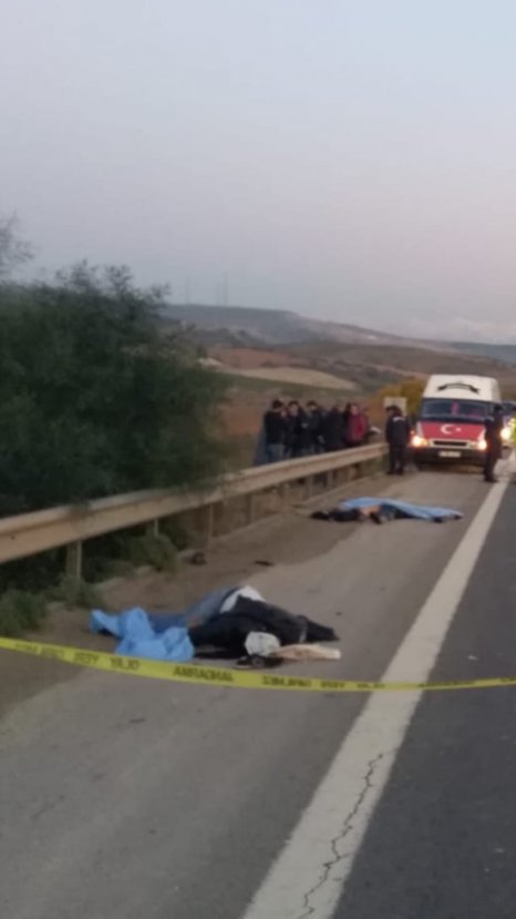 i Lastik değiştiren 4 kişiye tır çarptı: 3 ölü, 1 yaralı