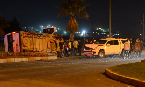 a Mardin'de polis aracı ile işçi servisi çarpıştı