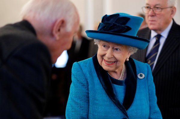 r Kraliçe Elizabeth tahttan iniyor