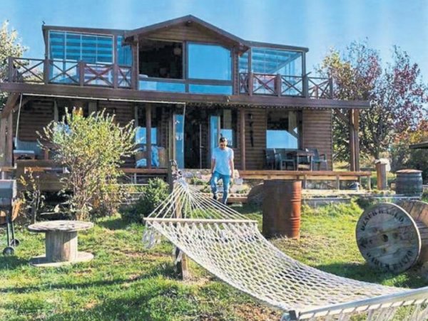 Oğuzhan Koç yeni eve taşındı