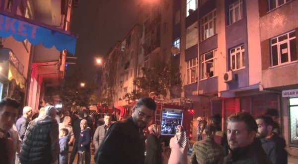 i Esenler'de bir sokakta elektrik panosu patladı