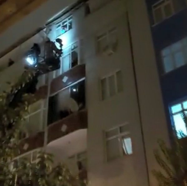 i Esenler'de bir sokakta elektrik panosu patladı