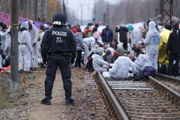 r Almanya'da iklim aktivistlerinden kömür protestosu