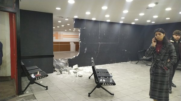 i Akılalmaz şekilde örülen duvarı yıktı