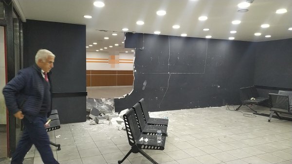 i Akılalmaz şekilde örülen duvarı yıktı