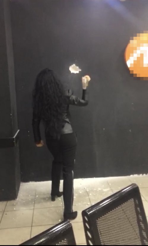 i Akılalmaz şekilde örülen duvarı yıktı