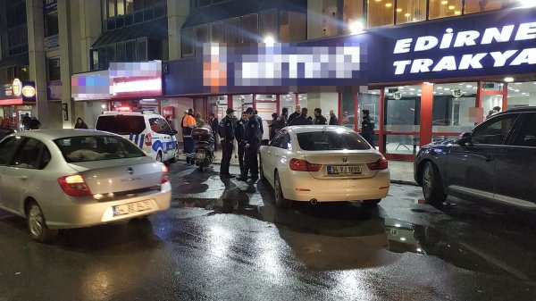 i Akılalmaz şekilde örülen duvarı yıktı