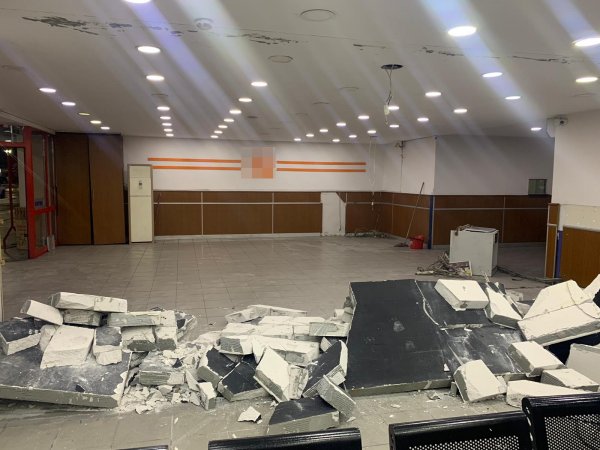 i Akılalmaz şekilde örülen duvarı yıktı