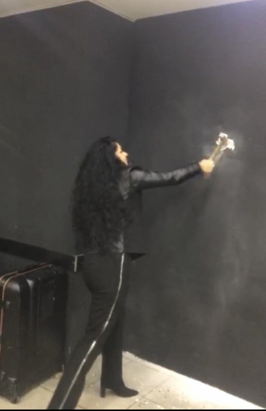 i Akılalmaz şekilde örülen duvarı yıktı