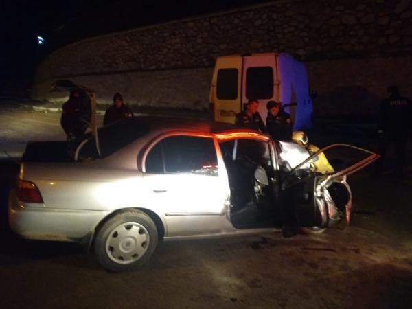 Bursa'da alkollü sürücü park halindeki minibüse çarptı