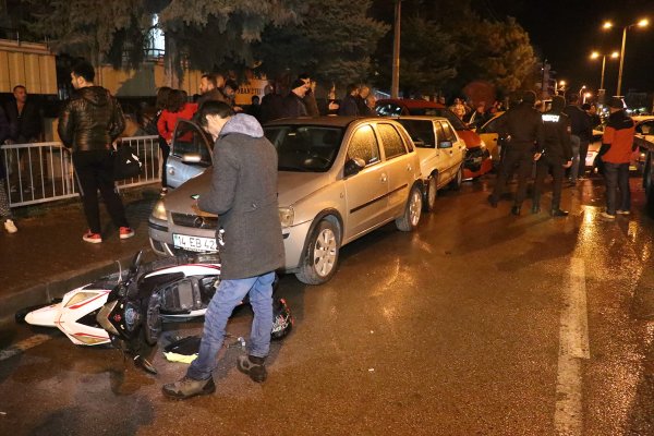 a Bolu'da alkollü sürücü cadde üzerindeki 7 araca çarptı