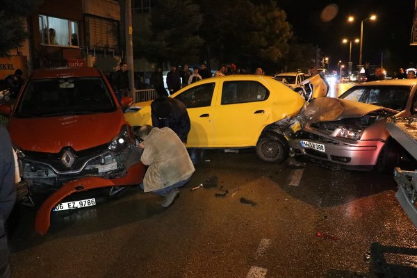 a Bolu'da alkollü sürücü cadde üzerindeki 7 araca çarptı