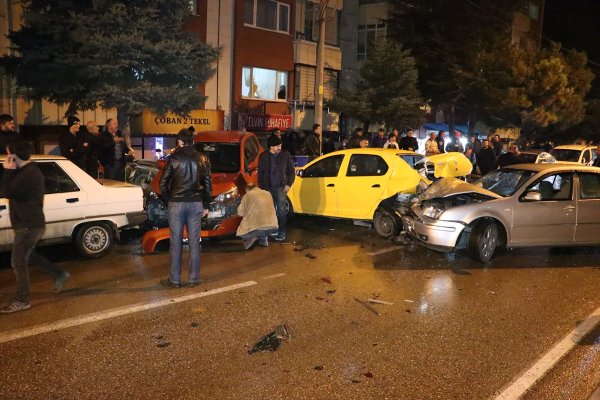 a Bolu'da alkollü sürücü cadde üzerindeki 7 araca çarptı