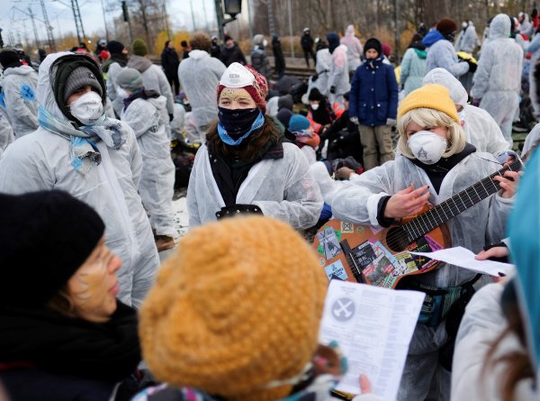 r Almanya'da iklim aktivistlerinden kömür protestosu