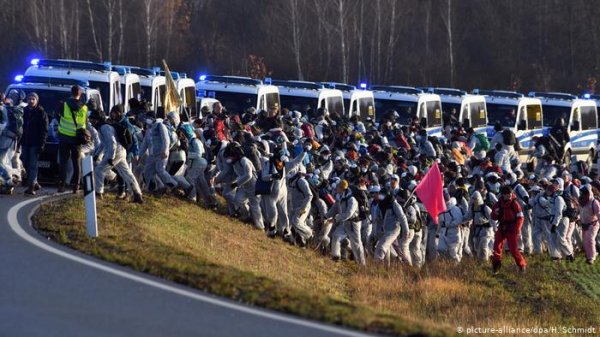 Almanya'da iklim aktivistlerinden kömür protestosu