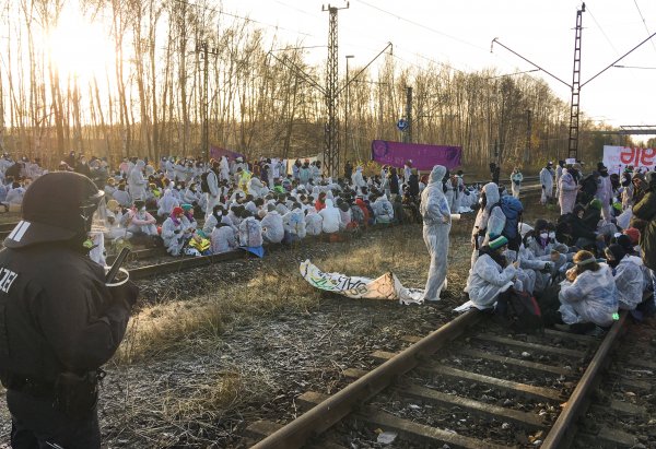 r Almanya'da iklim aktivistlerinden kömür protestosu