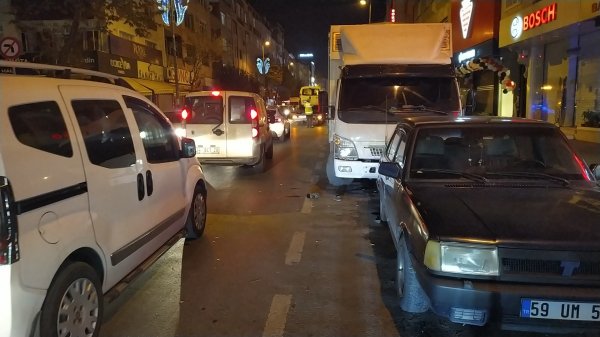 i Para bozdurmak için karşıya geçen çocuğa araba çarptı