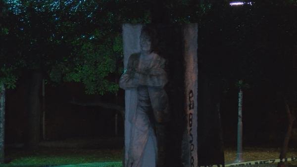 Isınmak için heykeli yakan 4 kişi gözaltına alındı