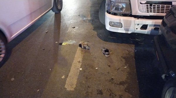 i Para bozdurmak için karşıya geçen çocuğa araba çarptı