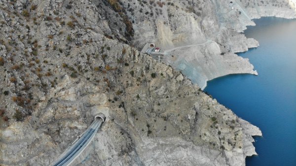 i Yusufeli ilçesine ulaşım tünellerle sağlanıyor