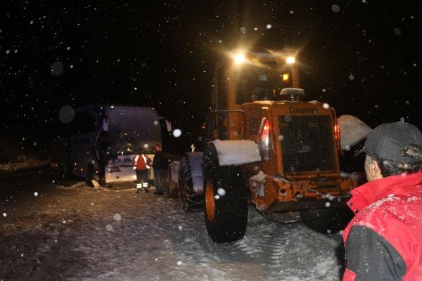 d Sivas'ta yolcu otobüsü iş makinesiyle çarpıştı