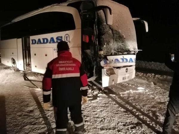 d Sivas'ta yolcu otobüsü iş makinesiyle çarpıştı