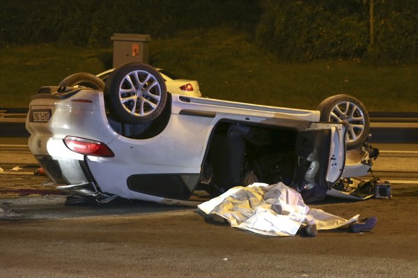 İstanbul'da otomobil kamyona arkadan çarptı