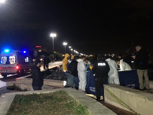 Pendik'te denizden erkek cesedi çıktı