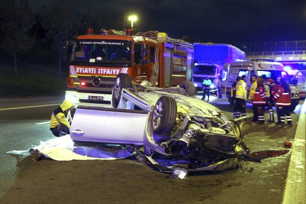 İstanbul'da otomobil kamyona arkadan çarptı