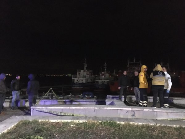 Pendik'te denizden erkek cesedi çıktı