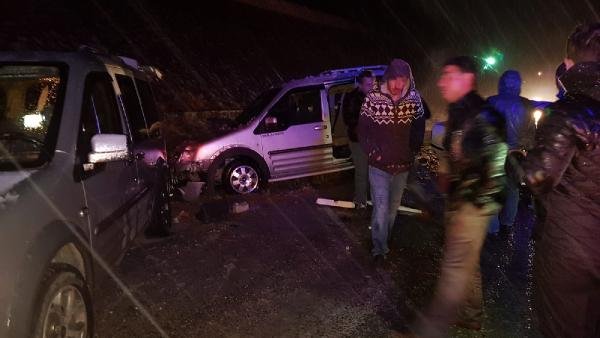 Niğde'de kar yağışı sebebiyle üç araç birbirine çarptı