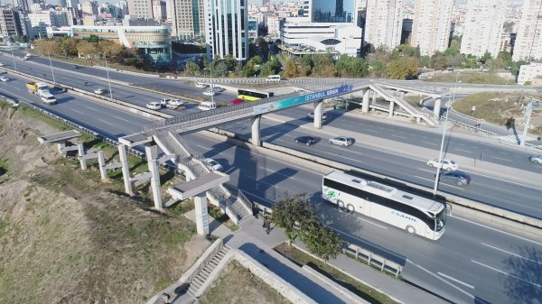 i Üst geçitte engelli rampası sorunu