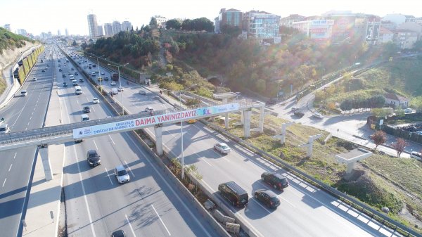 i Üst geçitte engelli rampası sorunu