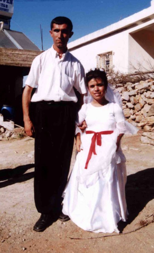 Biri kısa boylu, diğeri görme engelli çiftin mutluluğu