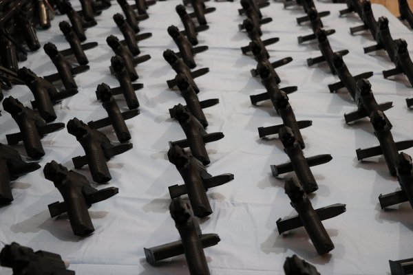 Silah atölyesine çevrilen evde 94 tabanca ve 27 tüfek bulundu