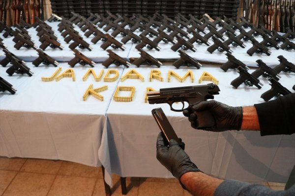 Silah atölyesine çevrilen evde 94 tabanca ve 27 tüfek bulundu