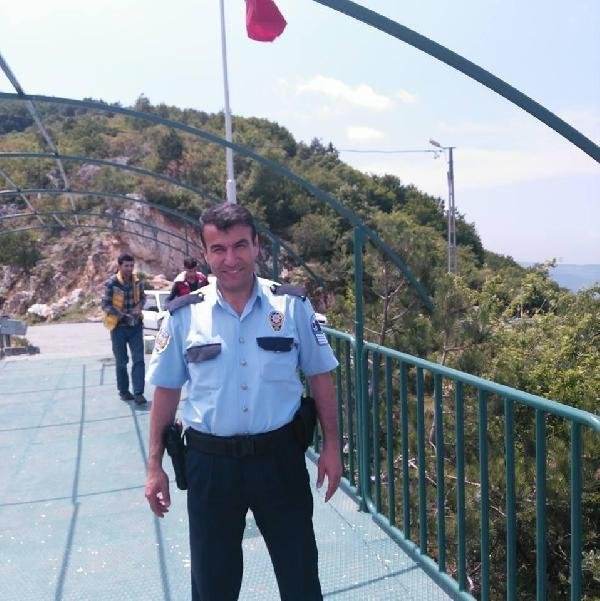 Bursa'da kavgayı ayırmaya giden polis başından vuruldu