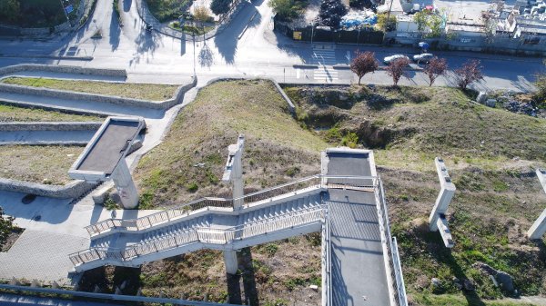 i Üst geçitte engelli rampası sorunu