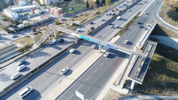 i Üst geçitte engelli rampası sorunu