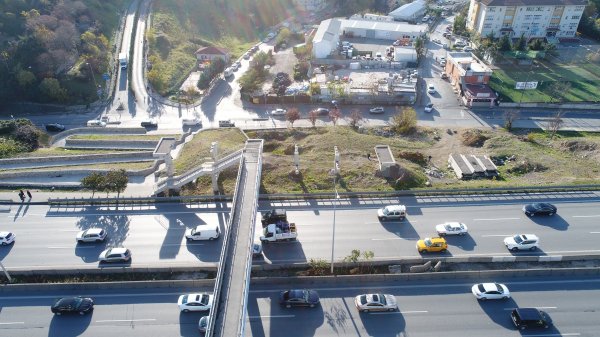 i Üst geçitte engelli rampası sorunu