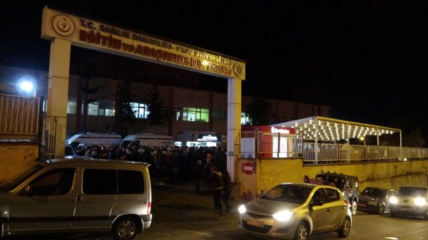 Üniversiteli genç kız, evinin önünde bıçaklandı