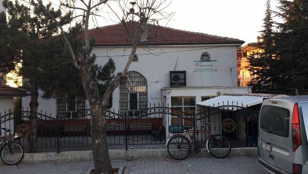 d Camide namaz kılan hırsız, telefonu alıp kaçtı