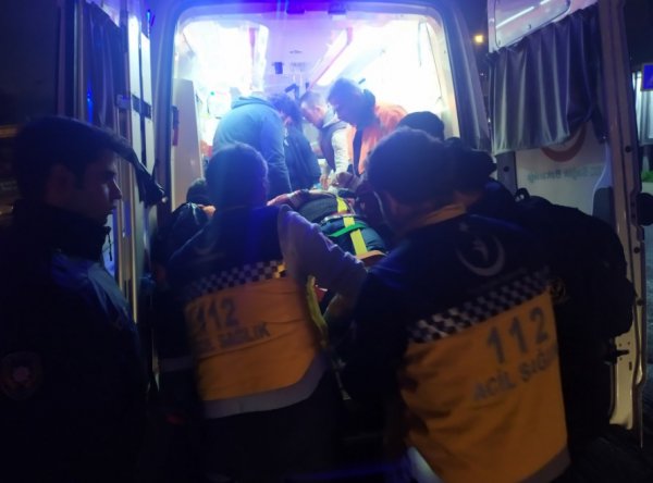 Motosikletli sürücüye yardıma koştu, kamyon çarptı