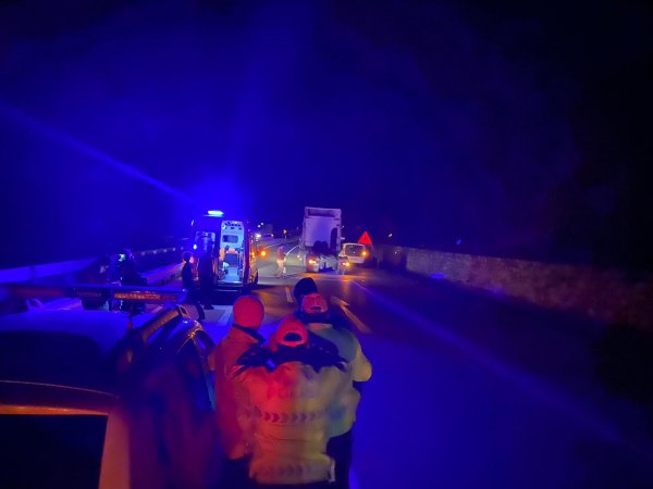 i Yolun karşısına geçmeye çalışırken otomobil çarptı, öldü