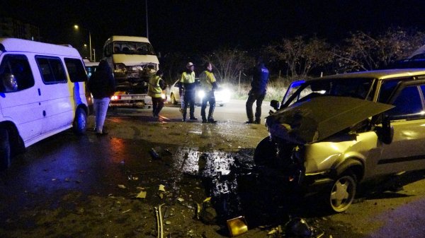 i Ordu'da otomobil ile minibüs çarpıştı