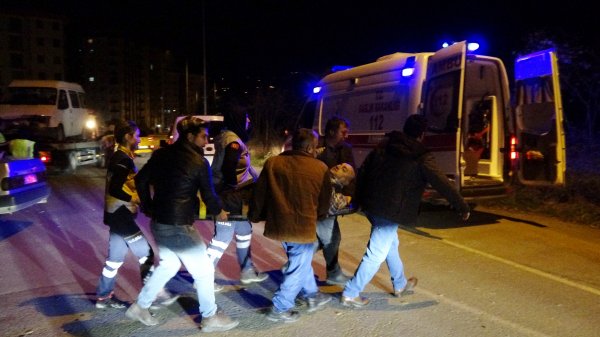 i Ordu'da otomobil ile minibüs çarpıştı