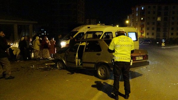 i Ordu'da otomobil ile minibüs çarpıştı